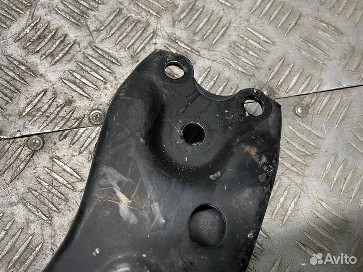 Рычаг передний левый Toyota Prius 30