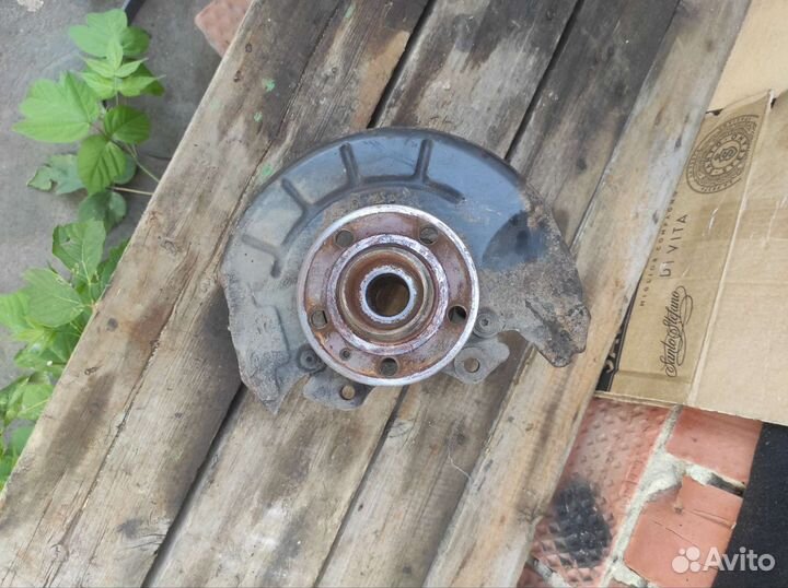 Правый поворотный кулак volkswagen polo седан