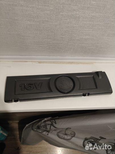 Крышка двигателя Skoda