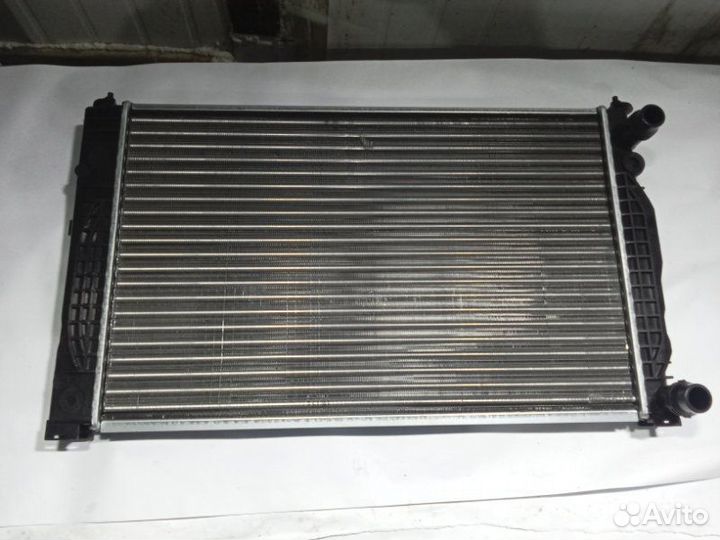 Радиатор охлаждения двигателя Volkswagen Passat B5