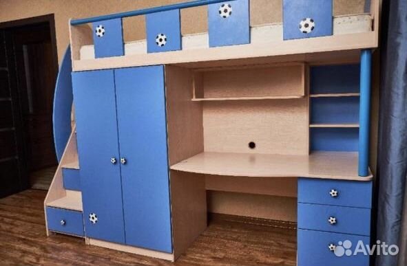 Детская кровать чердак со столом и шкафом