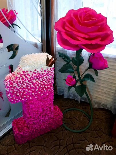 Цифры и буквы, большие цветы, украшения из бумаги