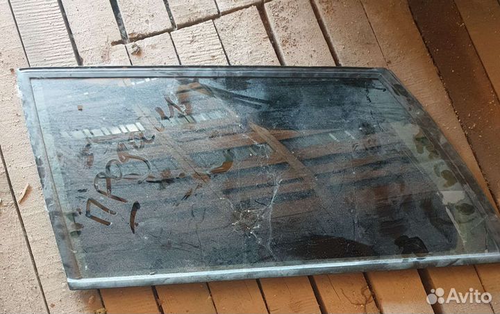 Стекло заднее левое глухое passat b3