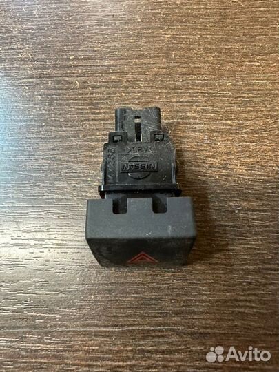 Кнопка аварийной сигнализации Nissan Sentra B17