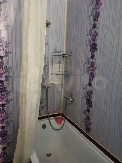 Комната 18 м² в 8-к., 2/4 эт.