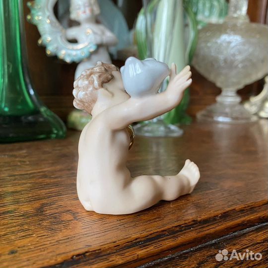 Статуэтка Путти с птенцом