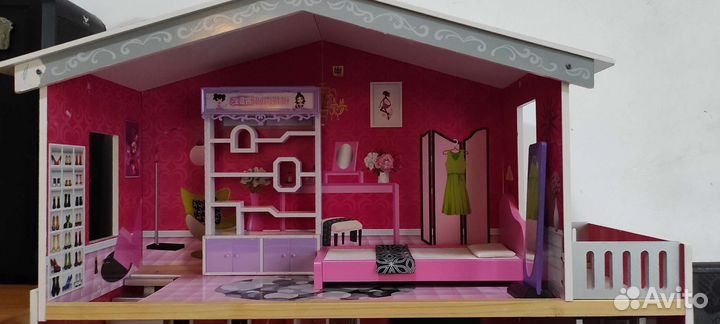 Кукольный домик с лифтом, мебелью и посудой