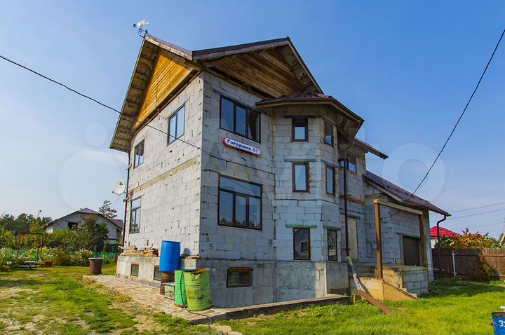 Коттедж 271 м² на участке 10,5 сот.
