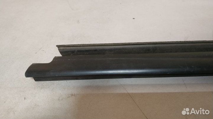 Уплотнитель стекла двери задний левый Renault