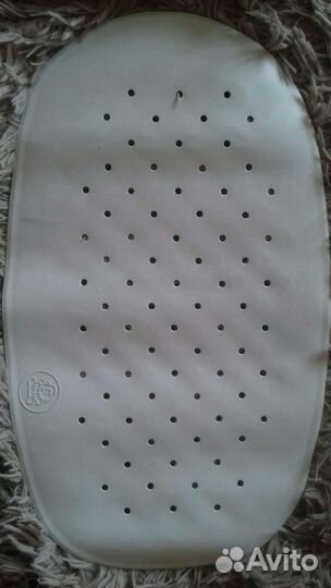 Противоскользящий коврик в ванну