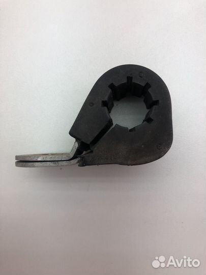 Кронштейн трубки кондиционера Мерседес 2208320214