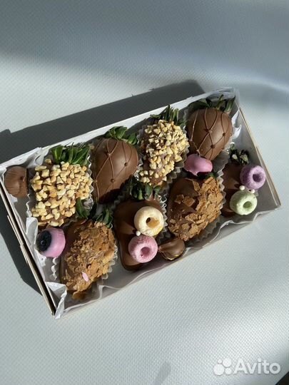 Клубника,банан,финики в бельгийском шоколаде