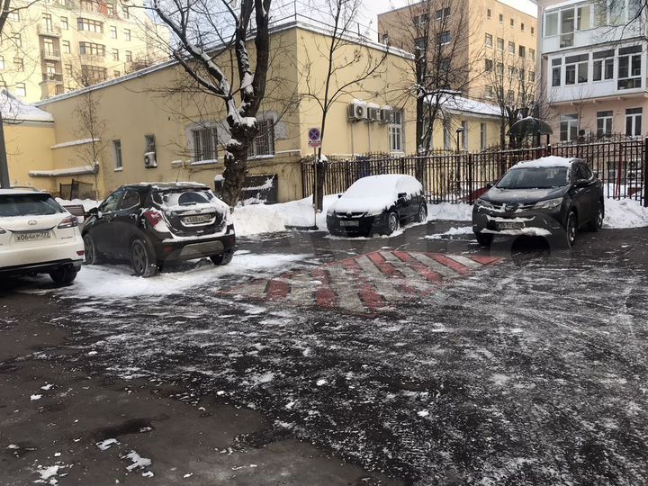 Машиноместо, > 30 м²