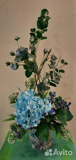 Интерьерная композиция из искусственных цветов