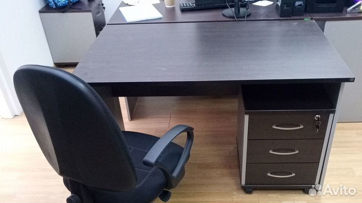 Офисный стол с тумбой. с ндс