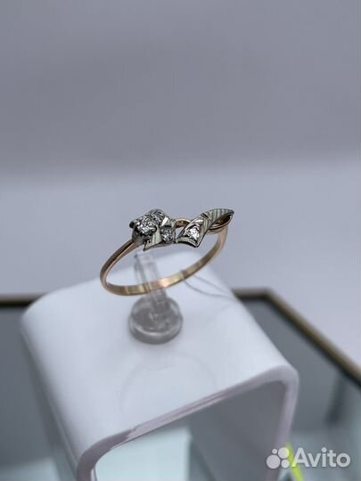 Золотое кольцо с бриллиантом 0.12 ct