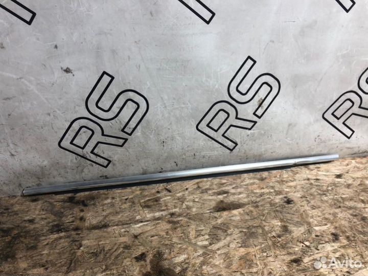 Молдинг стекла двери передний левый Volkswagen