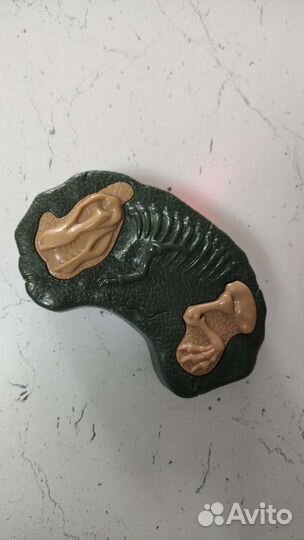 Динозавр на пульте управления