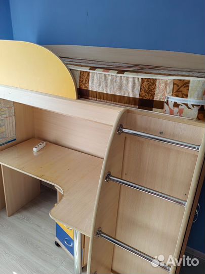Детская кровать чердак со столом и шкафом