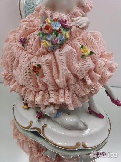 Статуэтка Дама с кошкой. Кружевной фарфор