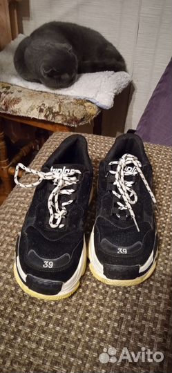 Кроссовки женские