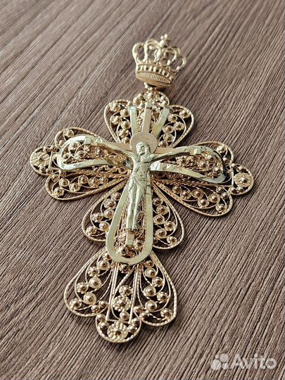 Крупный золотой крест