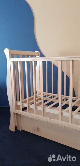 Детская кроватка с матрасом с маятником и ящиком