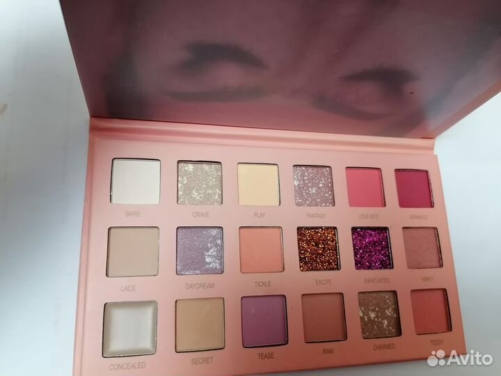 Палетка теней Huda Beauty New Nude