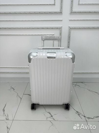 Чемодан на колесах rimowa