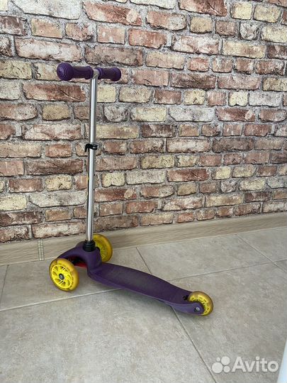 Самокат трехколесный