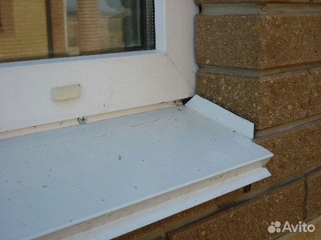 Как установить отливы на пластиковые окна. Отливы и нащельники на окна. Металлический подоконник. Как правильно установить отливы. Отливы откосы для окон.