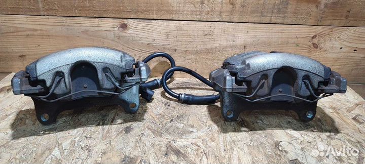 Суппорт передний Volkswagen Passat B7