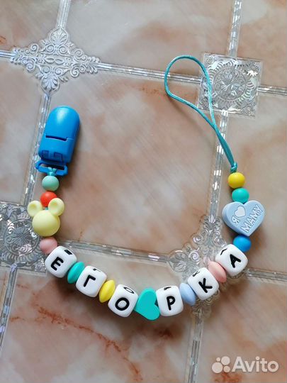 В наличии держатель для пустышки и грызунки