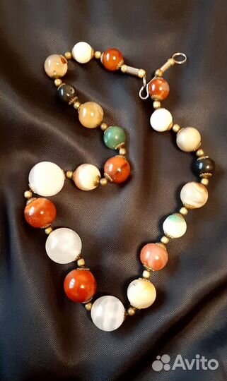 Брошь винтаж-кожа, бусы из натуральных камней