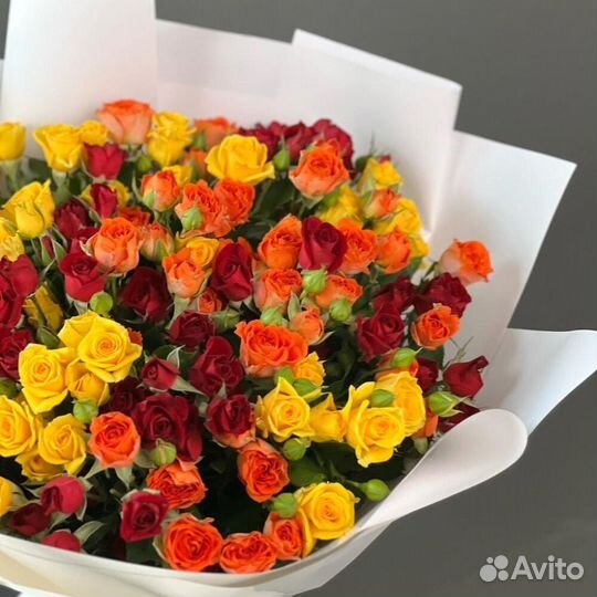 Большой яркий букет из роз