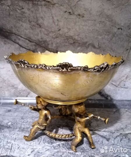 Антикварная бронзовая ваза для фруктов трубадуры