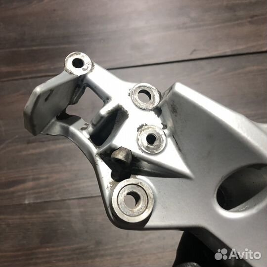 Кронштейн левой подножки для BMW F800R