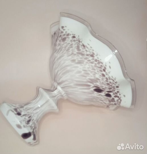 Ваза на ножке. Молочное стекло