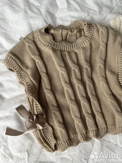 Вязаные жилеты для малышек