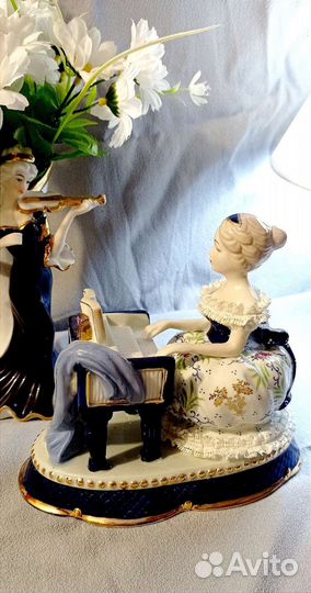 Фарфоровая статуэтка