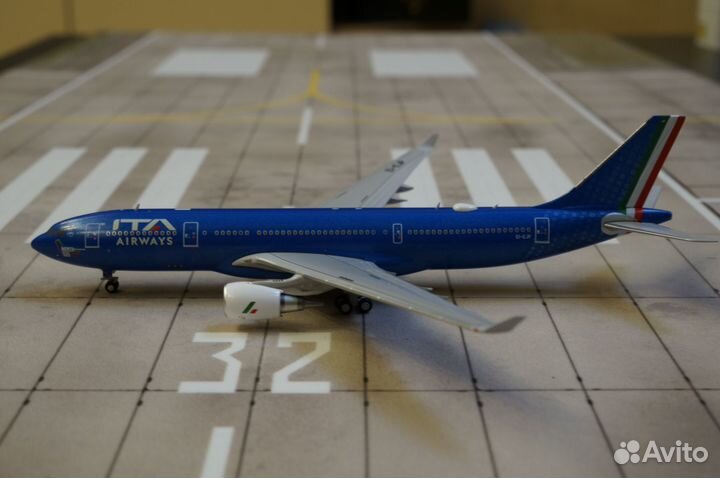 Модель самолета Airbus 330-200