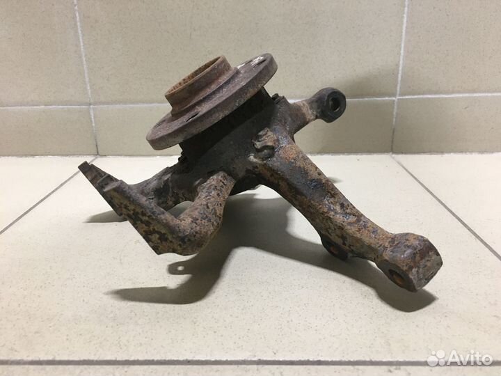 Кулак поворотный передний правый Golf III/Vento 19