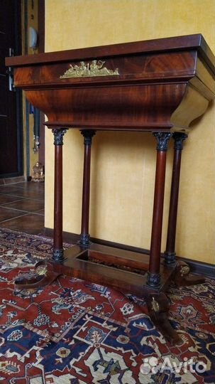 Старинный столик для рукоделия