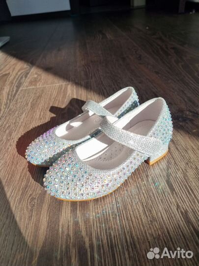 Блестящие туфли для девочки