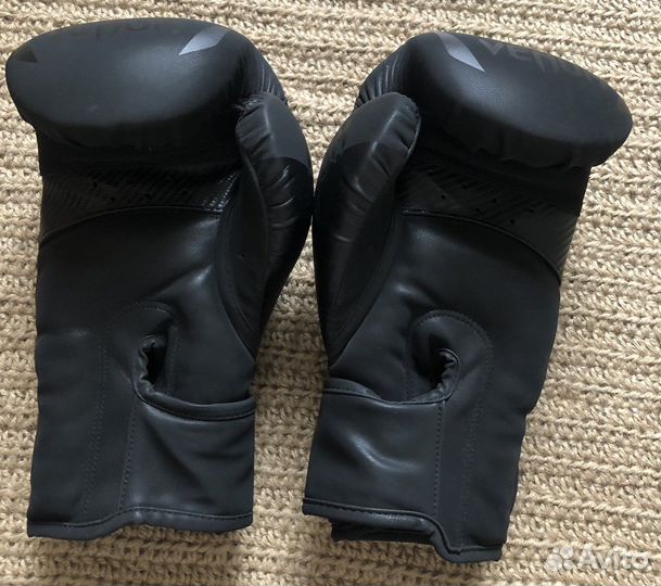 Боксерские перчатки Venum