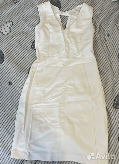 Белое облегающее платье