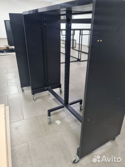 Стойка для магазина одежды