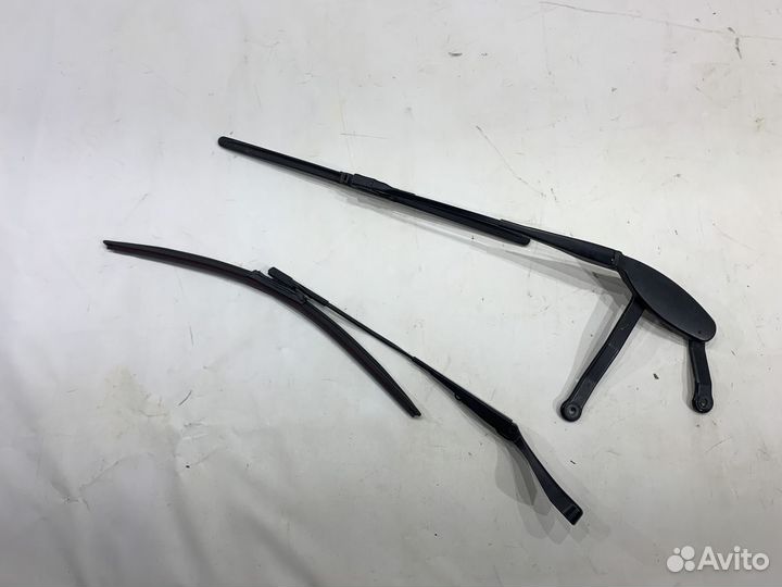 Поводок стеклоочистителя левого Mercedes W213