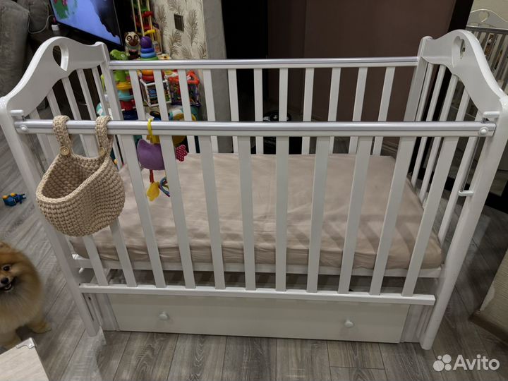 Детская кроватка с маятником и ящиком