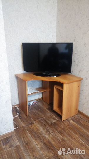 Компьютерный стол угловой с полками